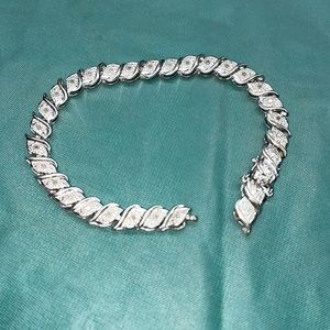 👀 Broken but Fixable Diamond Bracelet